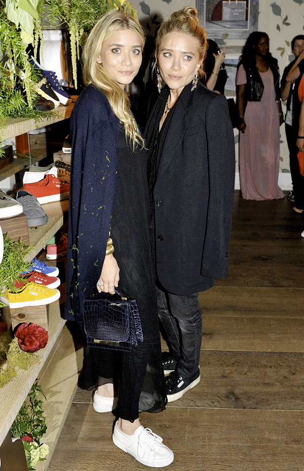 MKA MARY KATE ASHLEY OLSEN SUPERGA BOUTIQUE LAUNCH IN NYC TOP KNOT ALL NAVY BLUE LOOK CARDIGAN OVER THE SHOULDER JACKET DENIM OVERSIZED THE ROW SMALL BLUE CROC BAG SUPERGA SNEAKERS DENIM SKINNY JEANS OLSEN FASHION STYLE BLOG