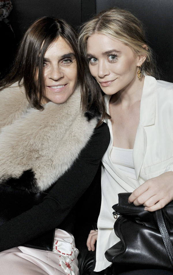 OLSENS ANONYMOUS ASHLEY OLSEN FASHION STYLE BLOG WHITE OVERSIZED JACKET SHIRT LEATHER BAG GOLD METAL BRACELET GOLD DROP EARRINGS CARINE ROITFELD PARIS FASHION WEEK HM FALL WINTER FW 2013 SHOW ELIZABETH AND JAMES TOTE