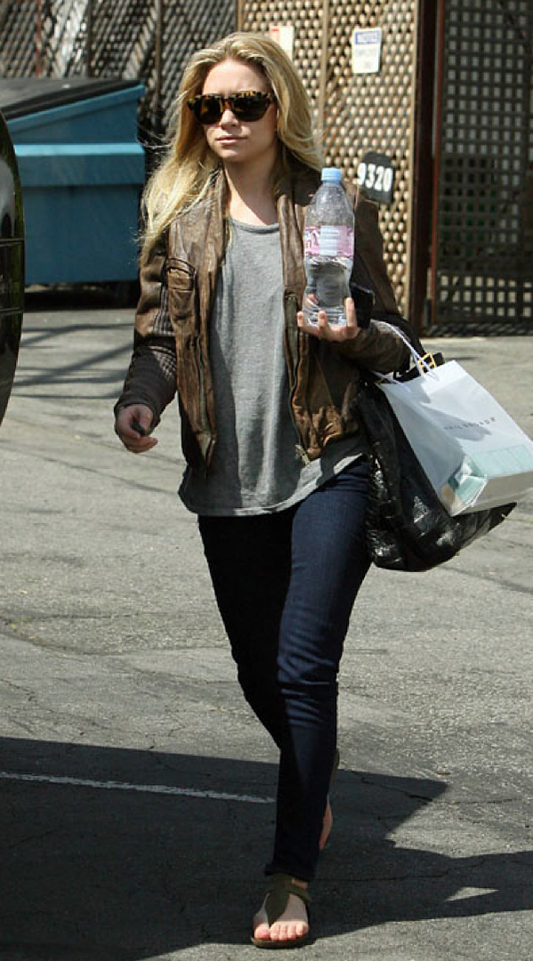 Olsens Anonymous: LOOK OF THE DAY: ASHLEY | BROWN LEATHER JACKET