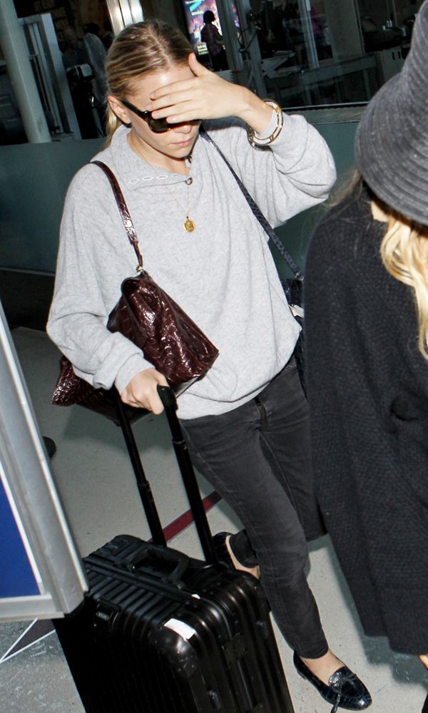 Olsens Anonymous Blog Ashley Olsen Airport Look Laid Back Casual Lax Button Neck Sweater Denim The Row Bags photo Olsens-Anonymous-Blog-Ashley-Olsen-Airport-Look-Laid-Back-Casual-Lax-Button-Neck-Sweater-Denim-The-Row-Bags.jpg