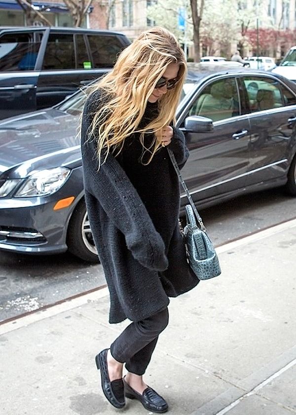 Olsens Anonymous Blog Ashley Olsen Oversized Sweater And Croc Details Nyc The Row Bag Denim Loafers Wavy Hair Candid photo Olsens-Anonymous-Blog-Ashley-Olsen-Oversized-Sweater-And-Croc-Details-Nyc-The-Row-Bag-Denim-Loafers-Wavy-Hair.jpg