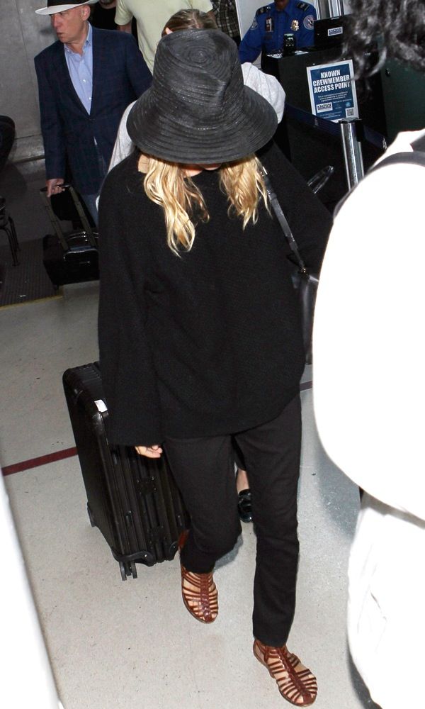 Olsens Anonymous Blog Mary Kate Olsen Airport Look Laid Back Casual Lax Straw Woven Fedora Hat Sweater photo Olsens-Anonymous-Blog-Mary-Kate-Olsen-Airport-Look-Laid-Back-Casual-Lax-Straw-Woven-Fedora-Hat.jpg