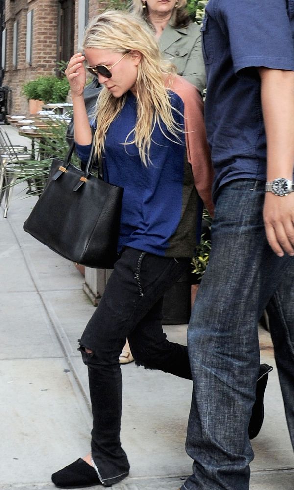 Olsens Anonymous Blog Mary Kate Olsen Colorblock Sweater Nyc The Row Bag Ankle Zip Denim Candid photo Olsens-Anonymous-Blog-Mary-Kate-Olsen-Colorblock-Sweater-Nyc-The-Row-Bag-Ankle-Zip-Denim.jpg