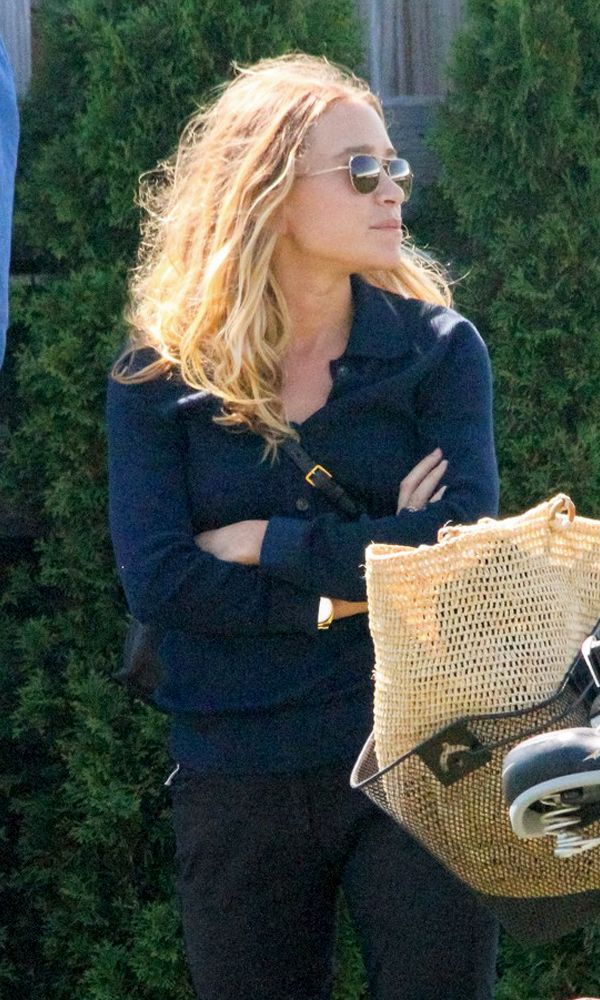 Olsens Anonymous Blog Mary-Kate Olsen Navy And Black The Hamptons Trip Horse Show Textured Hair The Row photo Olsens-Anonymous-Blog-Mary-Kate-Olsen-Navy-And-Black-The-Hamptons-Trip-Horse-Show-Textured-Hair-The-Row.jpg