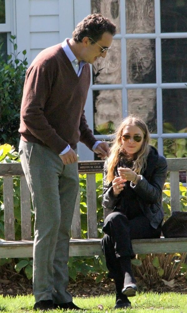 Olsens Anonymous Blog Mary Kate Olsen Shares A Bite To Eat With Olivier Sarkozy Cute Leather Jacket Trousers Flats Candid Wavy Hair photo Olsens-Anonymous-Blog-Mary-Kate-Olsen-Shares-A-Bite-To-Eat-With-Olivier-Sarkozy-Cute-Leather-Jacket-Trousers-Flats-Candid.jpg