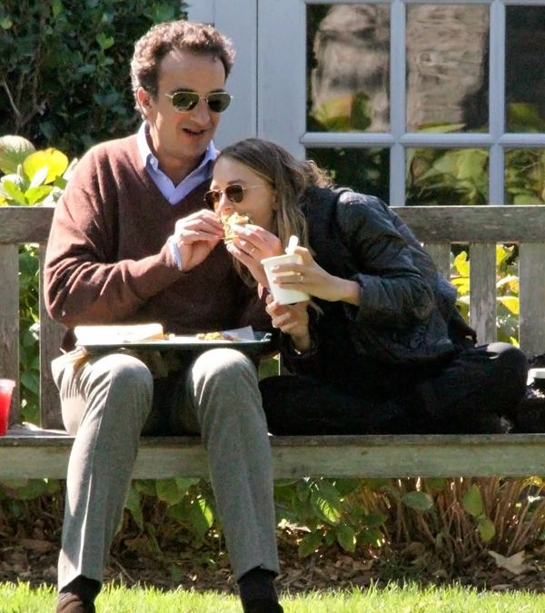 Olsens Anonymous Blog Mary Kate Olsen Shares A Bite To Eat With Olivier Sarkozy Sunglasses Leather Jacket Sandwich Candid Wavy Hair photo Olsens-Anonymous-Blog-Mary-Kate-Olsen-Shares-A-Bite-To-Eat-With-Olivier-Sarkozy-Sunglasses-Leather-Jacket-Sandwich-Candid.jpg
