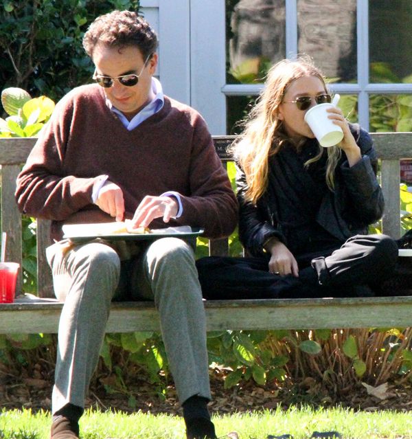 Olsens Anonymous Blog Mary Kate Olsen Shares A Bite To Eat With Olivier Sarkozy Sunglasses Scarf Leather Jacket Candid Wavy Hair photo Olsens-Anonymous-Blog-Mary-Kate-Olsen-Shares-A-Bite-To-Eat-With-Olivier-Sarkozy-Sunglasses-Scarf-Leather-Jacket-Candid.jpg