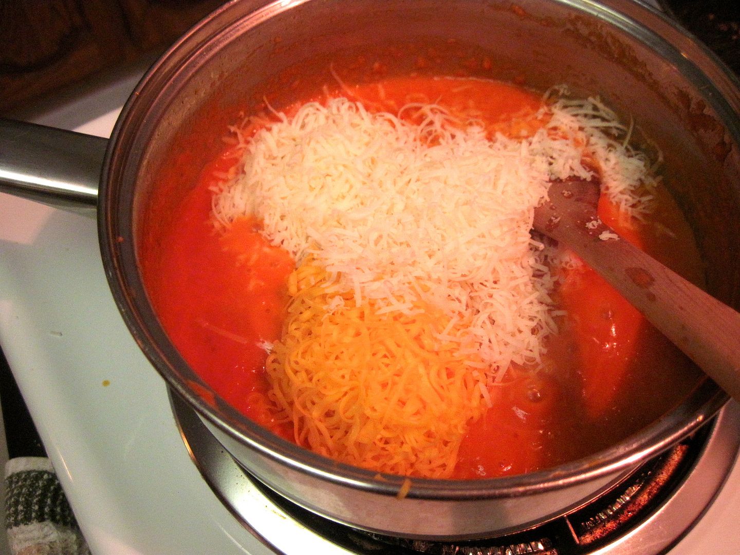 http://i1075.photobucket.com/albums/w423/korena007/3-Cheese%20Tomato%20Sausage%20Pasta%20Sauce/IMG_7313.jpg