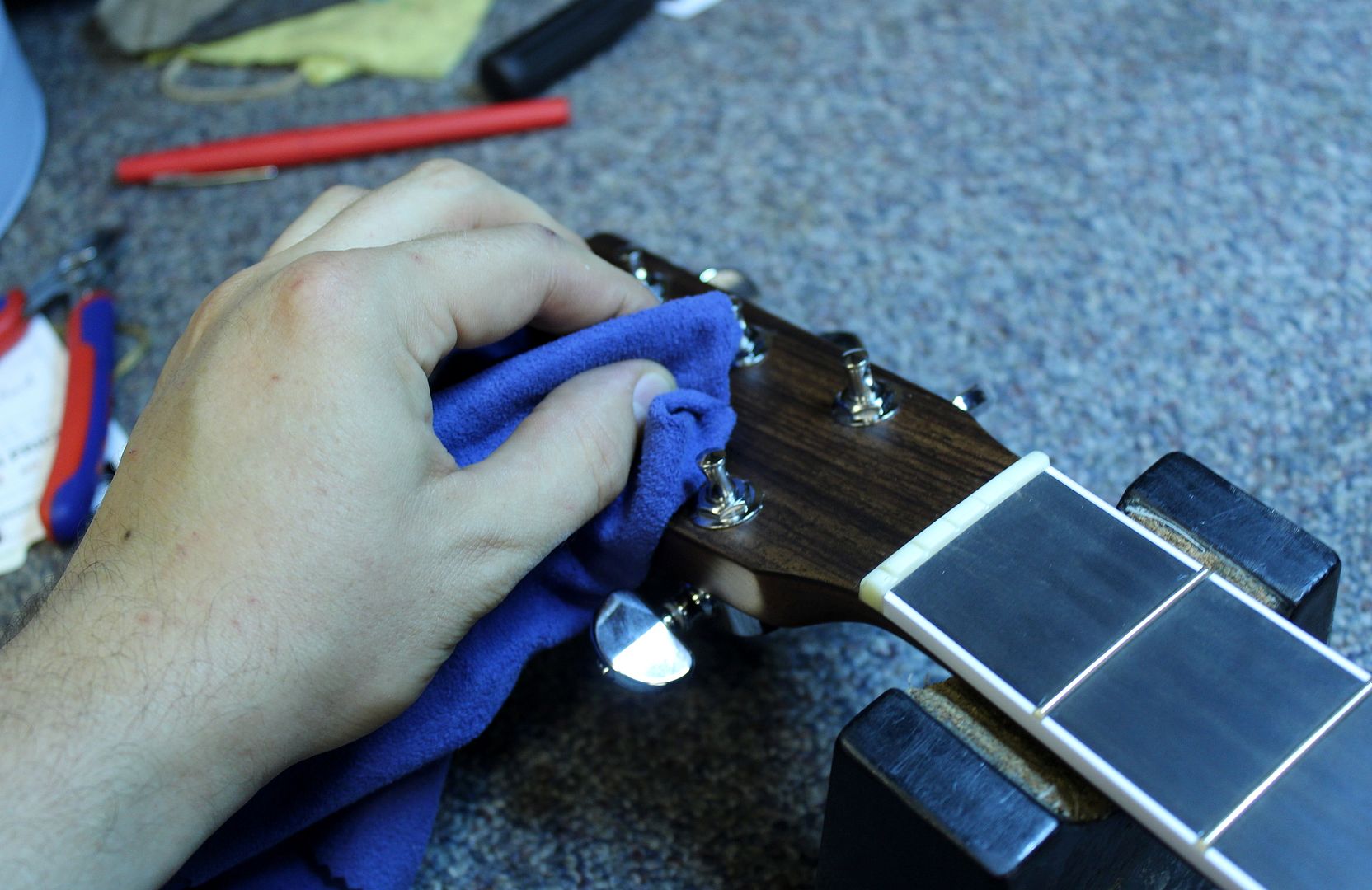 How to restring a steel string acoustic guitar step 03