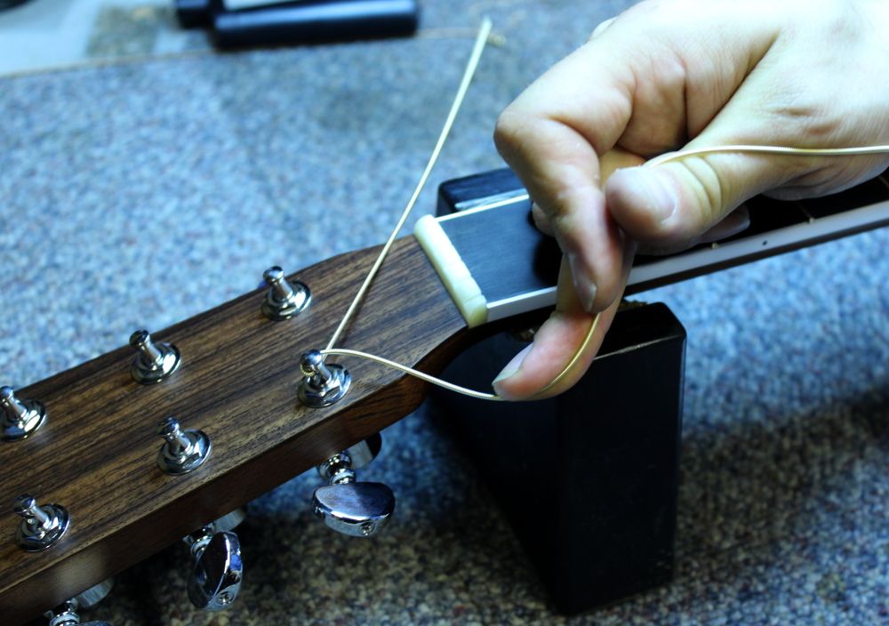 How to restring a steel string acoustic guitar step 07
