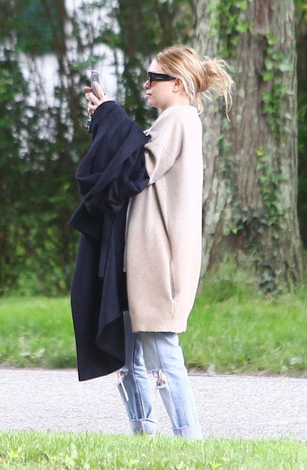 Olsens Anonymous Blog Ashley Olsen Laid Back Casual Cool Weekend Look Hair Clip Updo The Row Oliver Peoples Sunglasses Cardigan White Tee Boyfriend Jeans