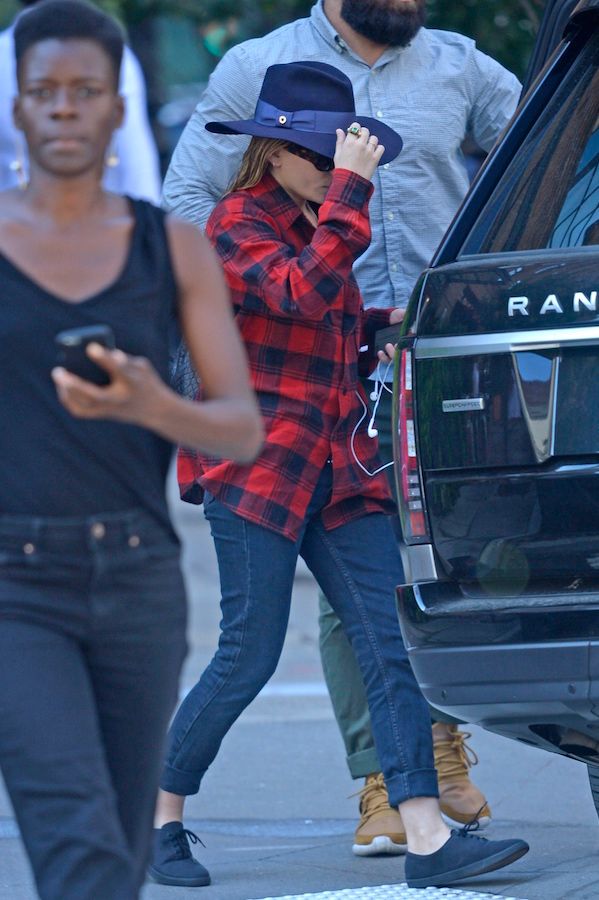 Olsens Anonymous Blog Ashley Olsen Twins Style Fedora Hat Buffalo Plaid Button Down Shirt Cropped Cuff Skinny Jeans Low Top All Black Sneakers