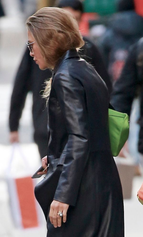 Olsens Anonymous Blog Mary Kate Olsen Twins Sleek Black Leather Coat Oliver Peoples The Row Round Sunglasses