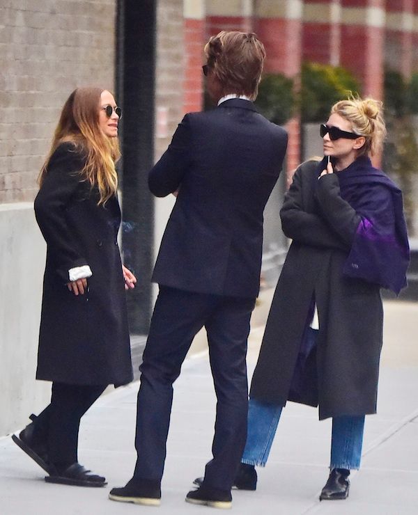Olsens Anonymous: Mary-Kate And Ashley Olsen Laugh It Up In New York City