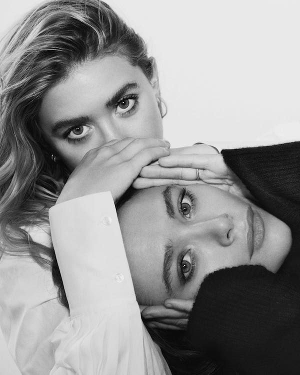 Olsens Anonymous Fashion Blog Mary Kate And Ashley Olsen Twins Style New York Fashion Week The Row 2018 CFDA Journal Portrait Cassblackbird Instagram Close Up Eyebrows Beauty Wavy Hair