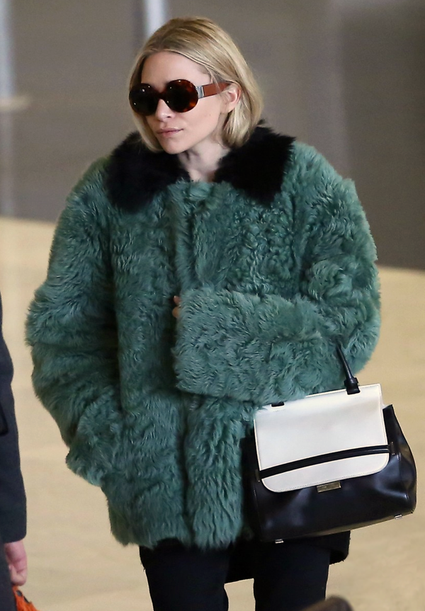 OLSENS ANONYMOUS ASHLEY OLSEN FASHION STYLE BLOG ROUND TORT THE ROW SUNGLASSES LEATHER CONTRAST GREEN FUR FUZZY COAT TWO TONE THE ROW TOP HANDLE BLACK WHITE SATCHEL BAG SKINNY CROPPED BLACK JEANS DENIM CELINE FUR ESPADRILLE FLAT GET THE LOOK MARY KATE AND ASHLEY OLSEN PARIS AIRPORT PARIS FASHION WEEK FW 2013