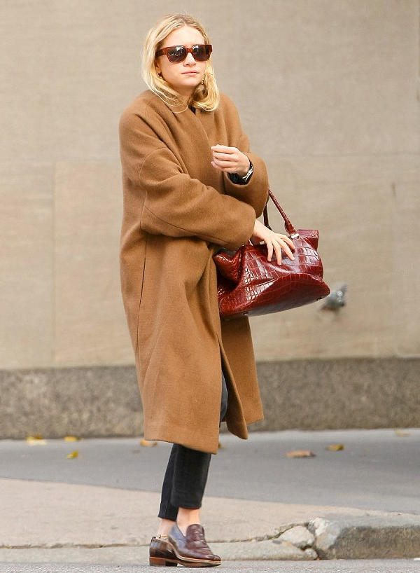 OLSENS ANONYMOUS ASHLEY OLSEN NYC OVERSIZED CAMEL COAT TAN COAT RED BROWN THE ROW CROC BAG SKINNY CROPPED BLACK DENIM JEANS RED BROWN THE ROW LEATHER LOAFERS ANKLETS ANKLE BRACELETS SQUARED TORT SUNGLASSES WATCH MADISON AVENUE FASHION STYLE BLOG GET THE LOOK 2013  photo OLSENSANONYMOUSASHLEYOLSENNYCCAMELCOATCROCBAGLOAFERS2013.png