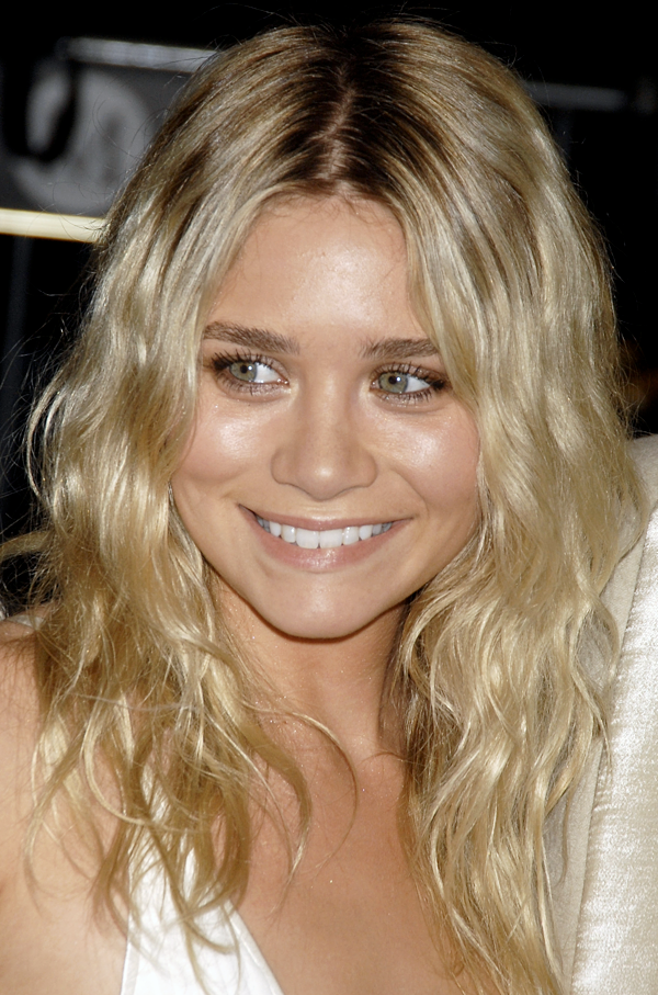 OLSENS ANONYMOUS ASHLEY OLSEN STYLE FASHION BLOG BEAUTY WAVY BEACH HAIR STRONG BROW SHIMMERY EYES NUDE LIPS SMILE WHITE DRESS