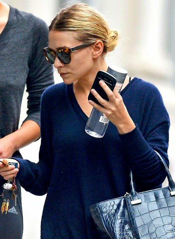 OLSENS ANONYMOUS ASHLEY OLSEN STYLE FASHION BLOG LINDA FARROW THE ROW CAT EYE TORT SUNGLASSES BLUE SWEATER NIKE CROPPED WORK OUT YOGA PANTS NIKE TRAINERS SNEAKERS BLUE NAVY CROC THE ROW TOTE BAG NYC VIA JUST JARED