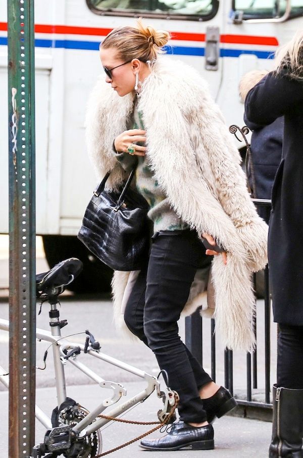 OLSENS ANONYMOUS MARY-KATE ASHLEY LEAVING A FRENCH RESTAURANT IN NYC MESSY BUN HAIR SHEARLING WHITE MONGOLIAN FUR COAT MOHAIR LEOPARD PRINT GREEN GRAY FUZZY SWEATER FADED DENIM PYTHON OXFORDS THE ROW PATENT CROC EMBOSSED TOTE BAG EMERALD GOLD RING FASHION STYLE BLOG 1 photo OLSENSANONYMOUSMARY-KATEASHLEYLEAVINGAFRENCHRESTAURANTINNYC1.jpg