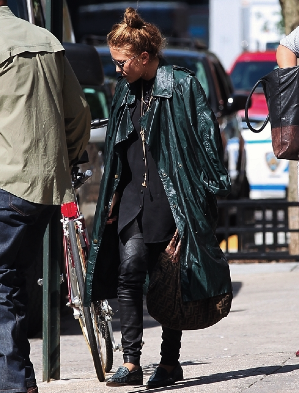 OLSENS ANONYMOUS MK MARY KATE OLSEN FASHION STYLE BLOG GREEN TRENCH COAT JACKET CHAIN COLLAR NECKLACE FENDI BAG LEATHER PANTS ROUND SUNGLASSES BUN CROC GREEN LOAFER FLATS BLACK BUTTON UP