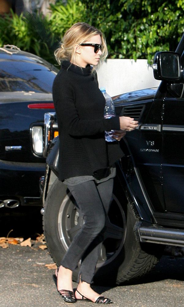 Olsens Anonymous Blog Ashley Olsen Classic Fall Layers Los Angeles Black Ray-Ban Sunglasses Turtleneck Grey Denim Gladiator Flats Two photo Olsens-Anonymous-Blog-Ashley-Olsen-Classic-Fall-Layers-Los-Angeles-Black-Ray-Ban-Sunglasses-Turtleneck-Grey-Denim-Gladiator-Flats.jpg