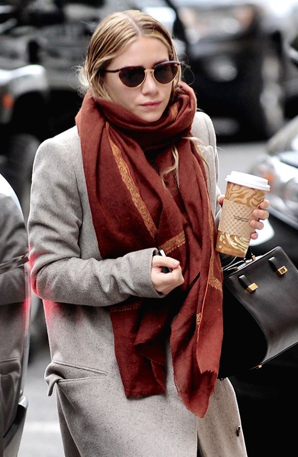 Olsens Anonymous Blog Ashley Olsen Hobo Chic In Nyc The Row Sunglasses Scarf Coat Bag Candid photo Olsens-Anonymous-Blog-Ashley-Olsen-Hobo-Chic-In-Nyc-The-Row-Sunglasses-Scarf-Coat-Bag.jpg