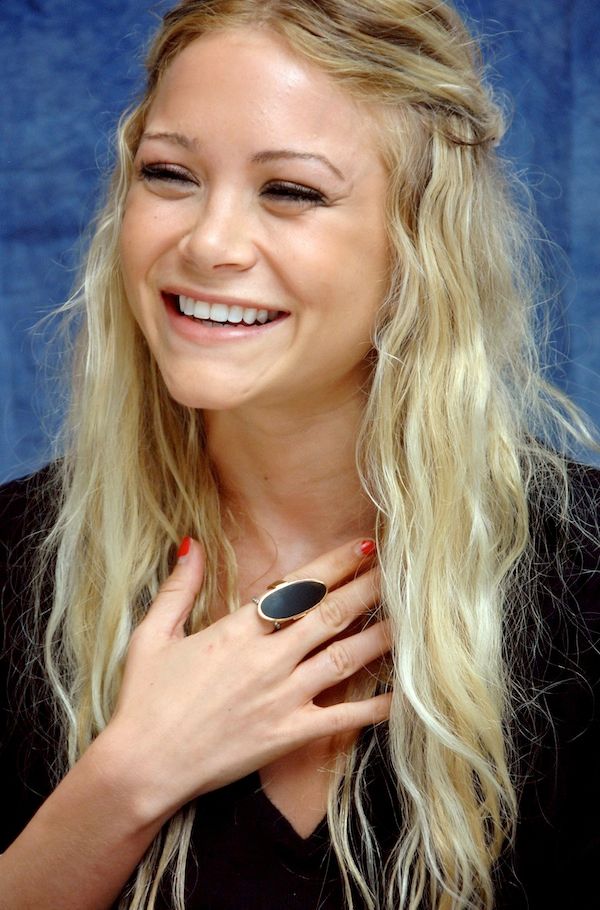 Olsens Anonymous: CLOSE UP: MARY-KATE | SMILE, LONG WAVY HAIR + BLACK RING
