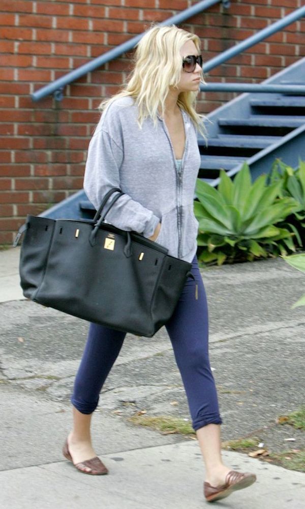 Olsens Anonymous Blog Style Fashion Get The Look 9 Ways To Wear A Hoodie Like Mary Kate And Ashley Olsen Ash Laid Back Grey Sweater Candid photo Olsens-Anonymous-Blog-Style-Fashion-Get-The-Look-9-Ways-To-Wear-A-Hoodie-Like-Mary-Kate-And-Ashley-Olsen-Ash-Laid-Back-Grey-Sweater.jpg