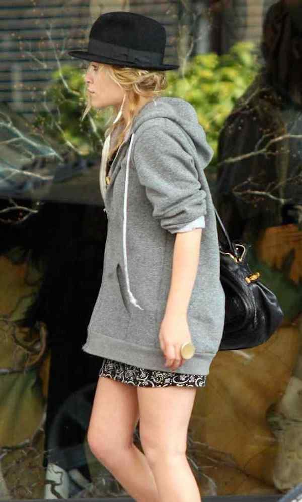 Olsens Anonymous Blog Style Fashion Get The Look 9 Ways To Wear A Hoodie Like Mary Kate And Ashley Olsen Grey Hoodie Black Hat Candid photo Olsens-Anonymous-Blog-Style-Fashion-Get-The-Look-9-Ways-To-Wear-A-Hoodie-Like-Mary-Kate-And-Ashley-Olsen-Grey-Hoodie-Black-Hat.jpg