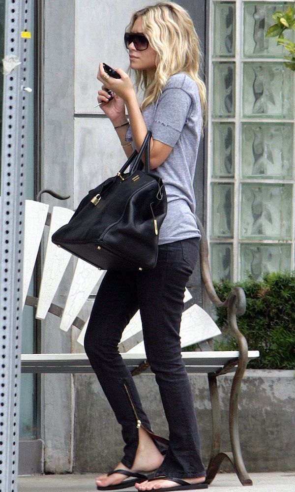 Olsens Anonymous Blog Style Fashion Get The Look Ashley Olsen Out And About In A Laid-Back Black And Grey Look Hermes Bag Zip Jeans Flip Flops