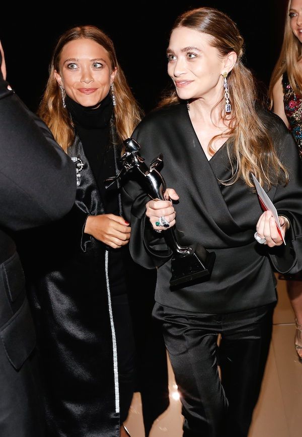 Olsens Anonymous: Cute Shots Of Mary-Kate And Ashley Olsen Accepting ...