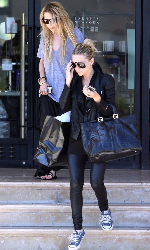 Olsens Anonymous Blog Style Fashion Get The Look Mary Kate And Ashley Olsen Go Shopping In Casual Cool Looks Leather Jacket Maxi Skirt Converse Sneakers 2007