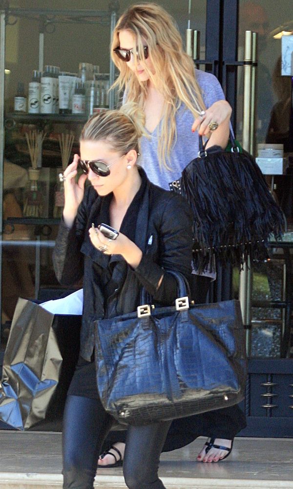 Olsens Anonymous Blog Style Fashion Get The Look Mary Kate And Ashley Olsen Go Shopping In Casual Cool Looks Leather Jacket Maxi Skirt 2007