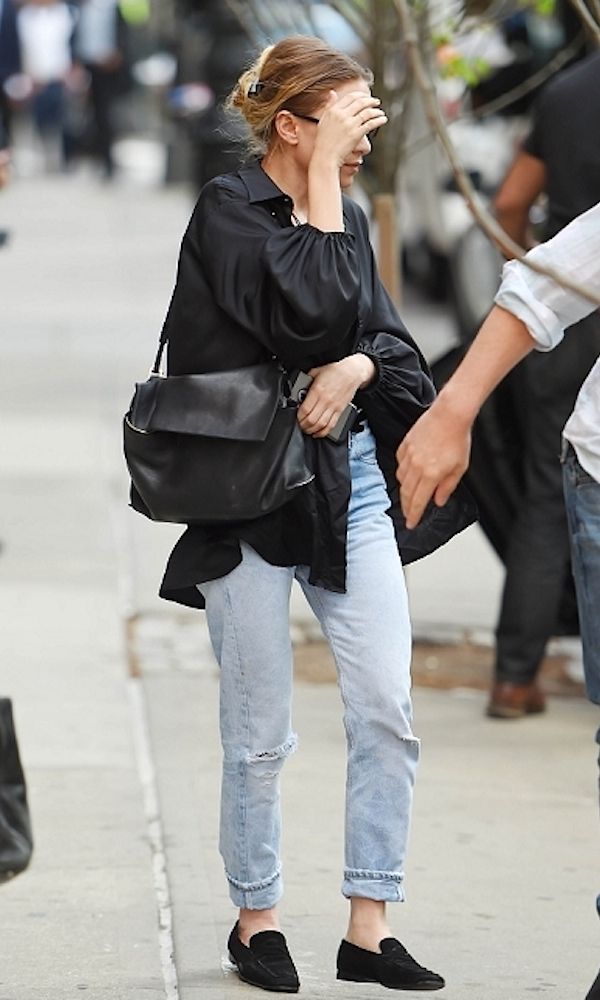 Olsens Anonymous Blog Style Fashion Get The Look Mary-Kate And Ashley Olsen Step Out In NYC With Light-Wash Denim Looks Ash Bun Satin Silk Jacket The Row Leather Bag Rolled Jeans Suede Loafers Candid photo aflo_AINA371051.jpg