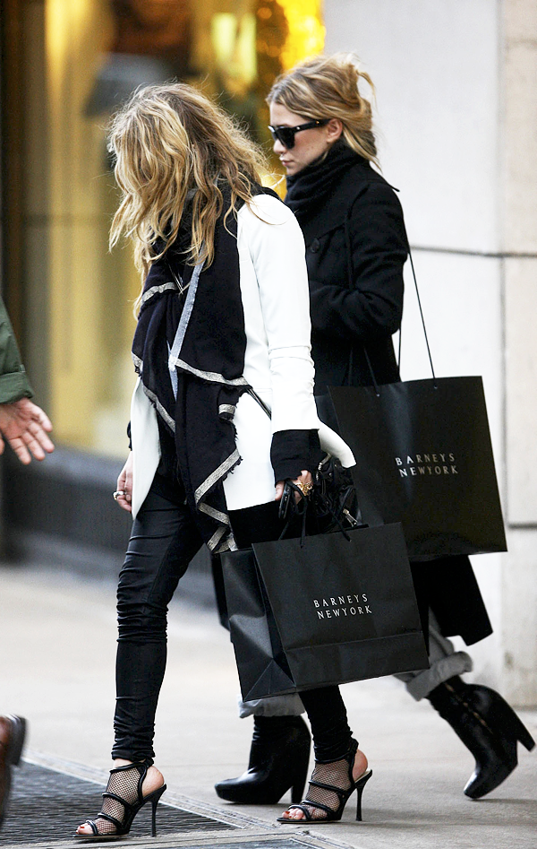  photo olsens-anonymous-blog-mary-kate-ashley-olsen-black-white-style-memorial-day-sales-discount-codes-2015.png
