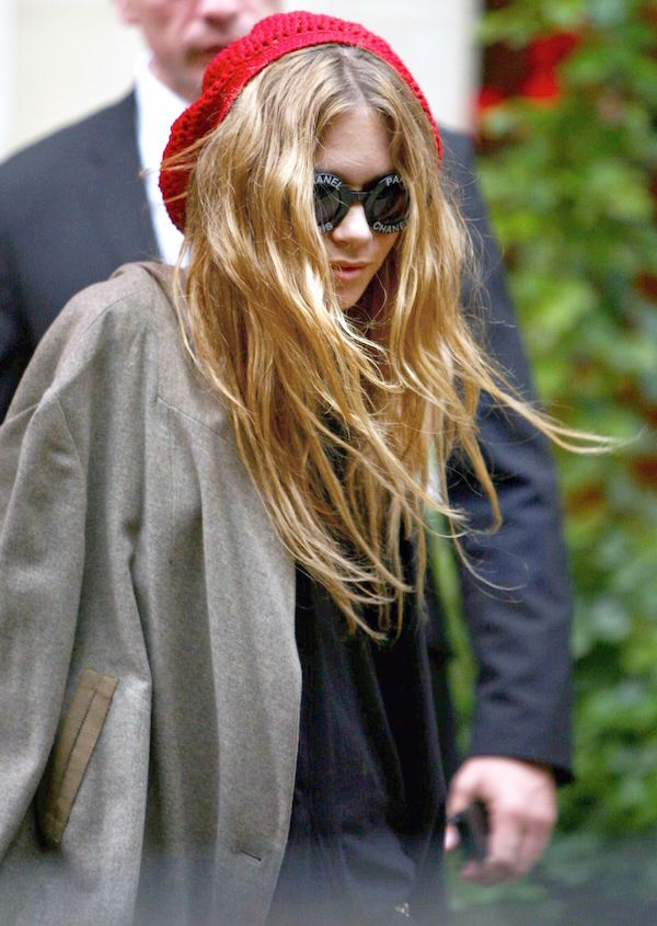 Olsens Anonymous Blog Style Fashion Mary Kate Olsen Twins Red Knit Hat Beanie Round Paris Chanel Logo Sunglasses Wavy Hair Throwback