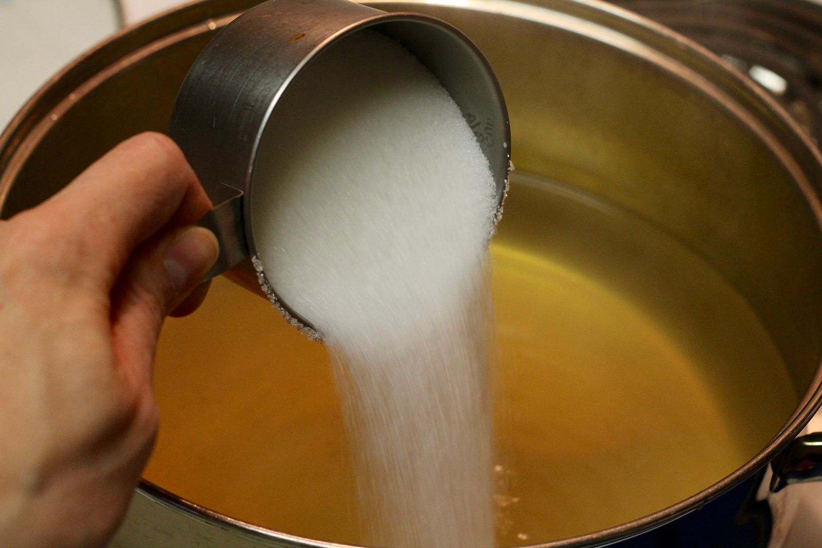 Кипящий сахар. Сахар песок соединяют с водой. Картинки насыпать сахарный песок для компота в кастрюлю для детей. При варке компота мама использовала 400 грамм сахара.